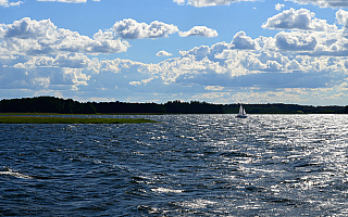 Kolejny upalny dzień na Wielkich Jeziorach Mazurskich. MOPR zaleca, jak chronić się przed słońcem Kolejny upalny dzień na Wielkich Jeziorach Mazurskich. MOPR zaleca, jak chronić się przed słońcem